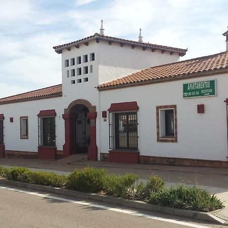Apartamentos Turisticos - Hostal Los Alisos Aliseda Extérieur photo
