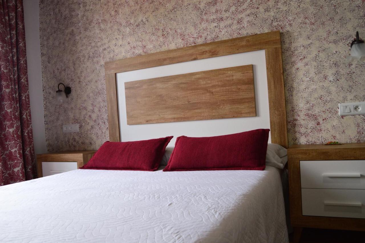Apartamentos Turisticos - Hostal Los Alisos Aliseda Extérieur photo