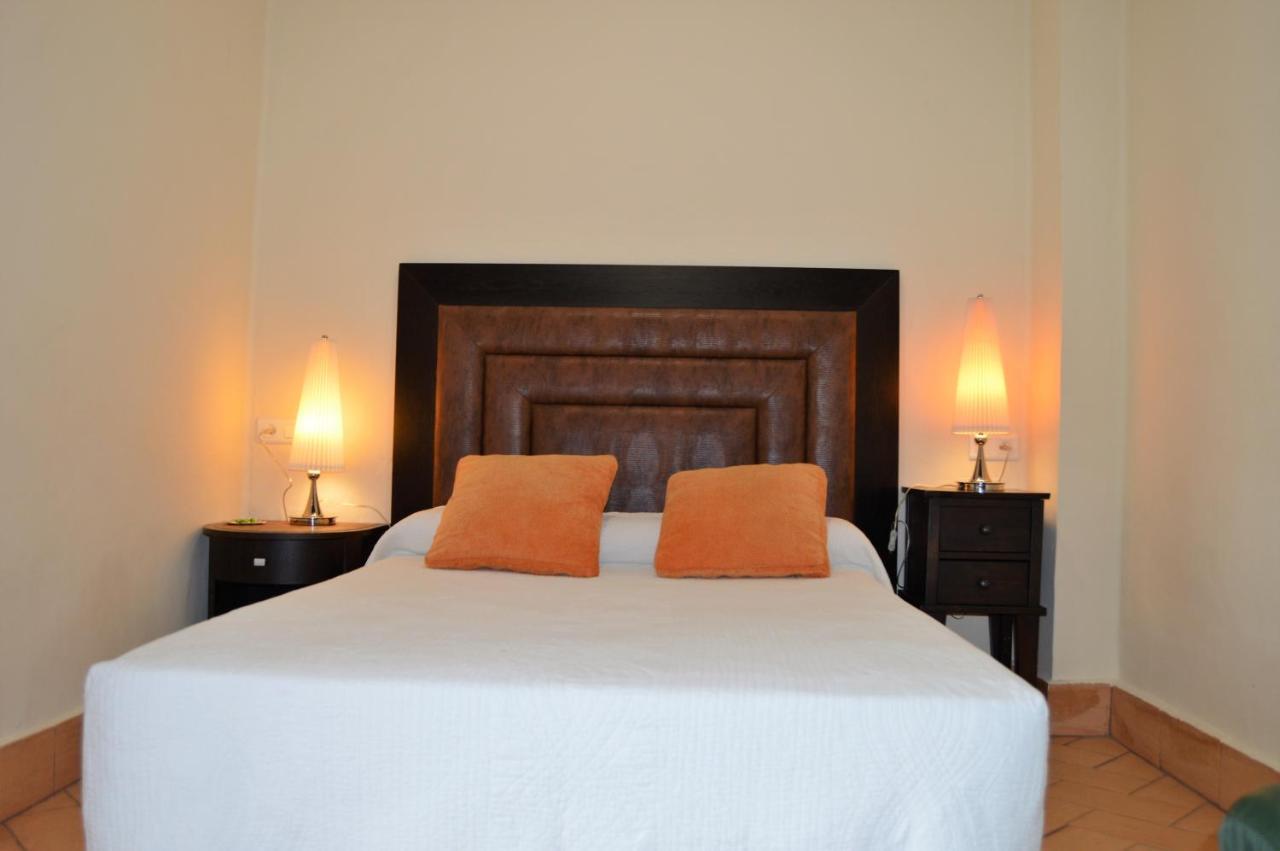 Apartamentos Turisticos - Hostal Los Alisos Aliseda Extérieur photo
