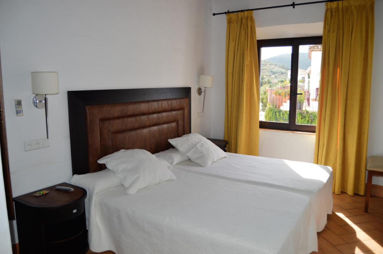 Apartamentos Turisticos - Hostal Los Alisos Aliseda Extérieur photo