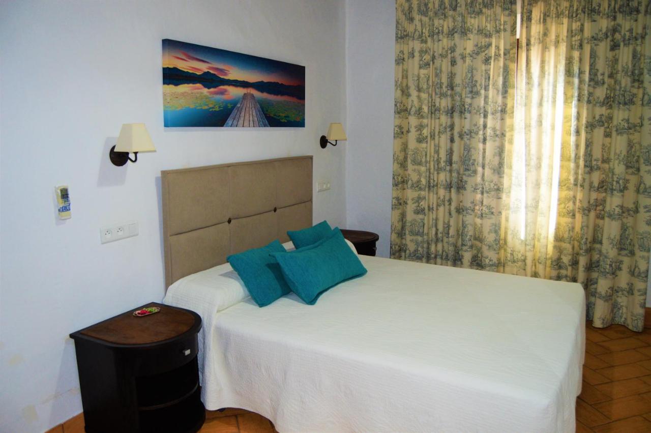 Apartamentos Turisticos - Hostal Los Alisos Aliseda Extérieur photo